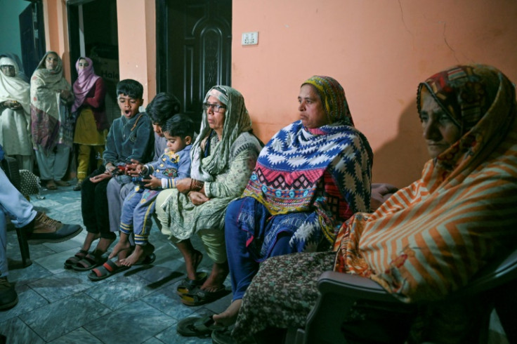 "I cannot bear this pain," said Muhammad Nadeem's mother Kausar Bibi (third right)