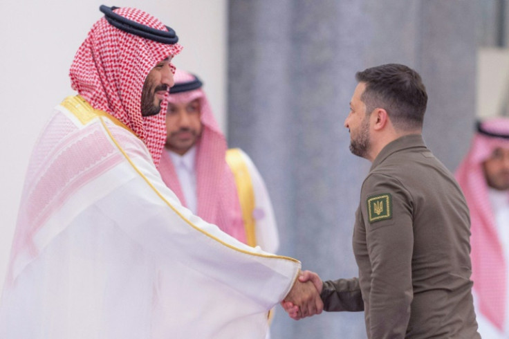Saudi Crown Prince Mohammed bin Salman welcomes Ukrainian President Volodymyr Zelensky to the Arab League summit in Jeddah