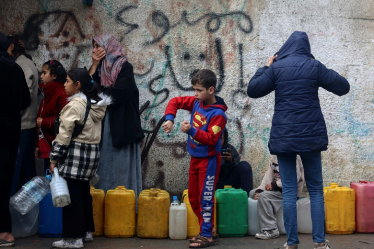 Women and children queue for water in Rafah on February 9